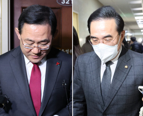 주호영(왼쪽) 국민의힘 원내대표와 박홍근 더불어민주당 원내대표가 3일 국회 운영위원장실에서 새해 첫 만남을 마친 뒤 밖으로 나와 취재진의 질문을 받고 있다. 연합뉴스.